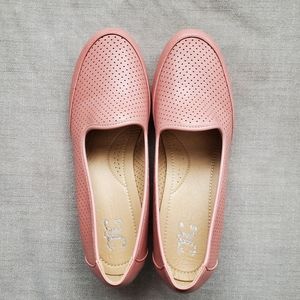 Women's Dusty Rose Lightweight Wedge with small platform; closed toe size 8.5M